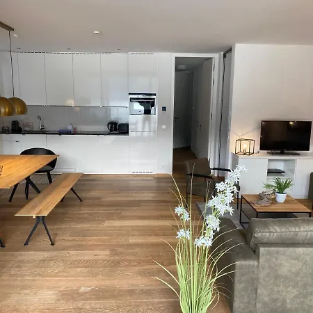 Bellevue Apartment *